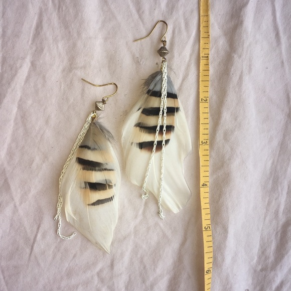 Feather and chain earrings - Picture 2 of 2